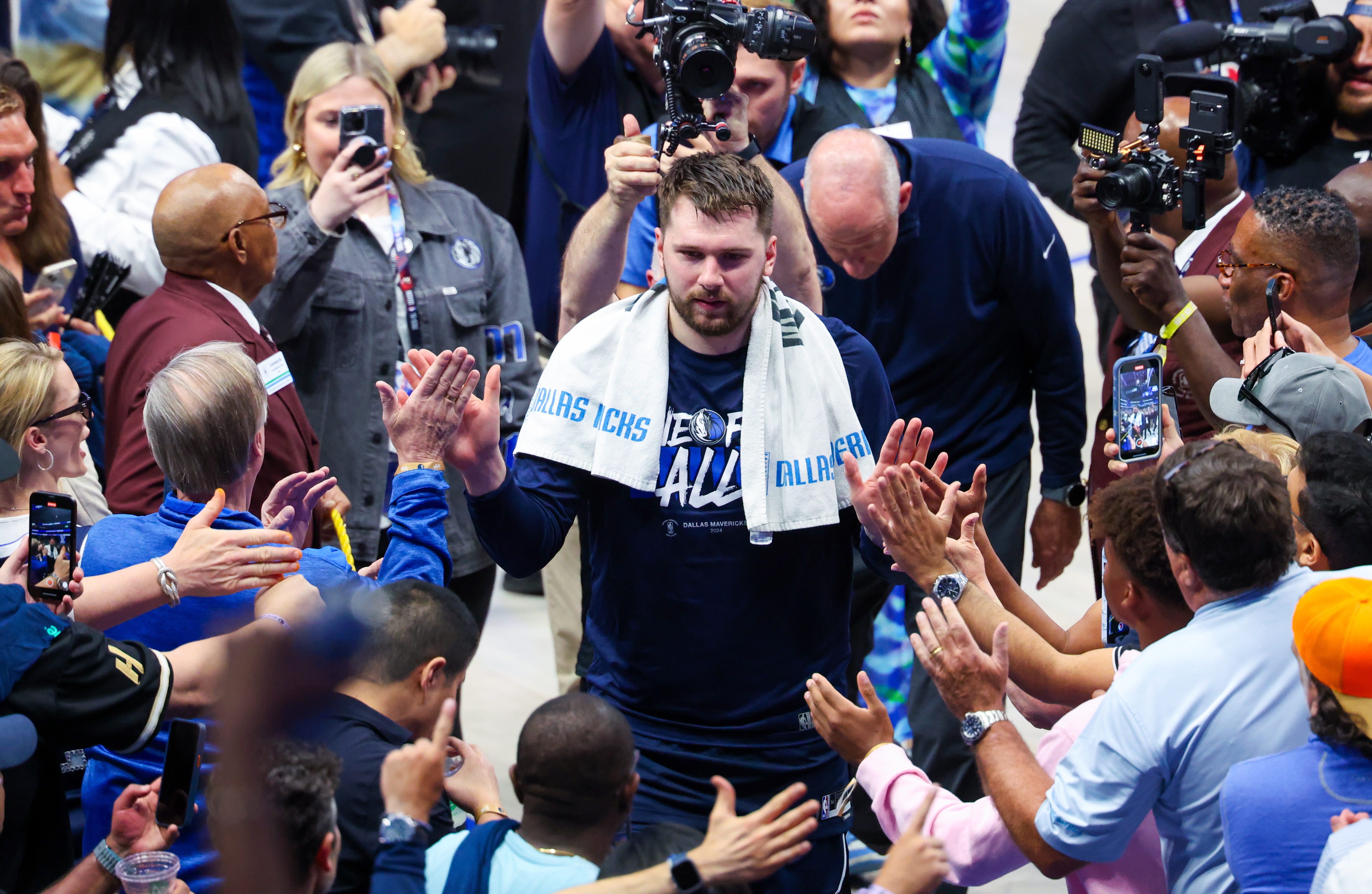 波津:東契奇能從詹姆斯身上學(xué)到很多 比如保養(yǎng)身體的方式