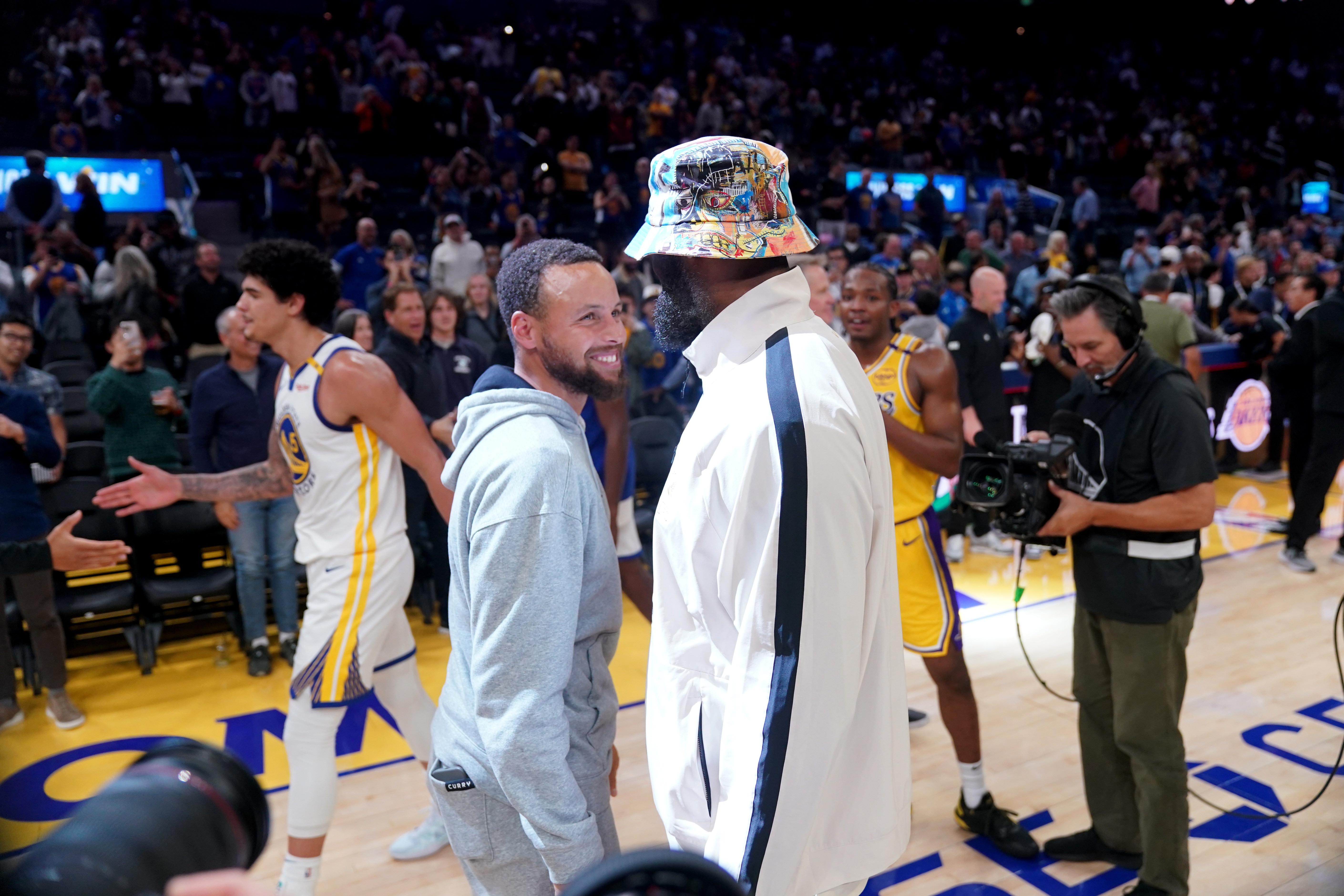 美記:昨晚各隊(duì)紛紛猜測(cè)詹姆斯去勇士的可能 但現(xiàn)在看他會(huì)留湖人